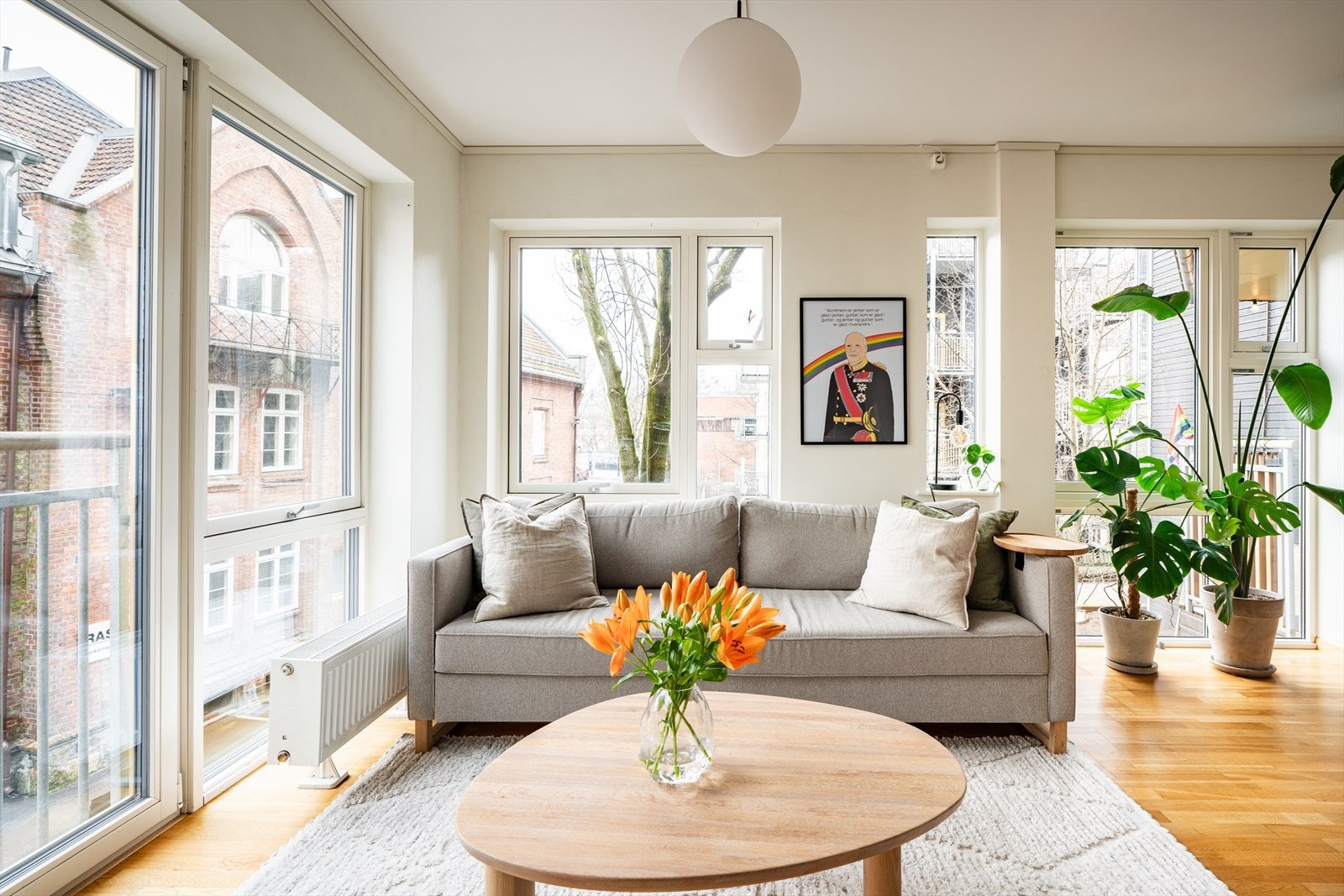 Stuen er enkel å møblere og du har god plass til både sofagruppe, spisebord og TV med tilhørende møblement. Galleribilde