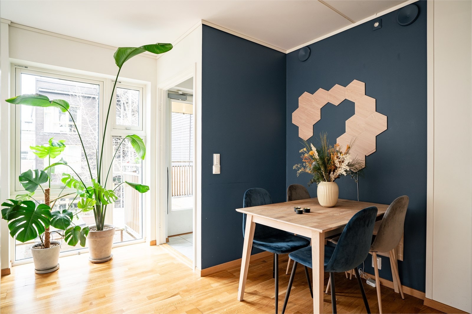 Praktisk med enkel vei fra stue og ut til balkong. Galleribilde