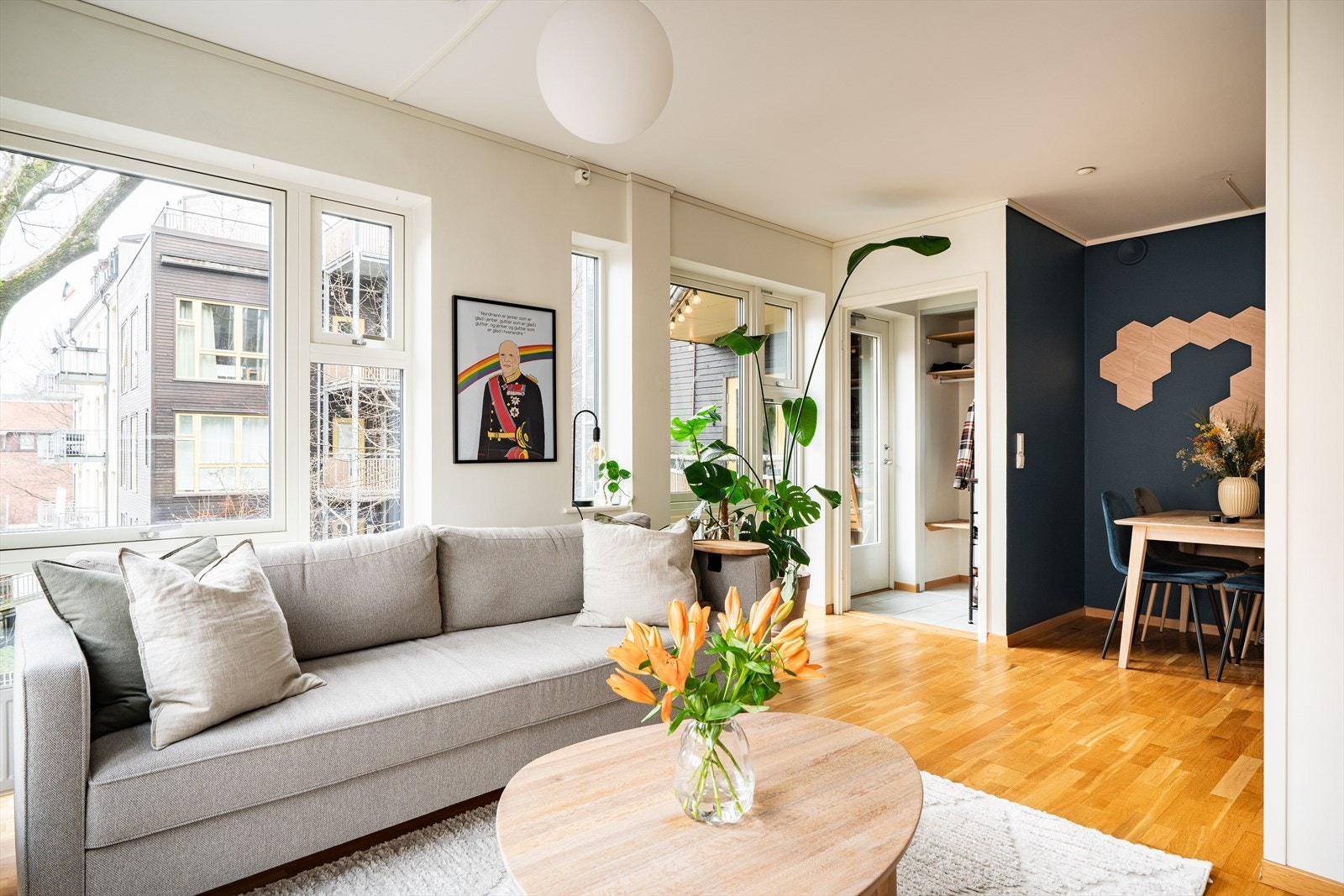 På gulvet er det lagt en pen tre-stavs parkett som kan slipes hvis du ønsker en lysere "look". Galleribilde