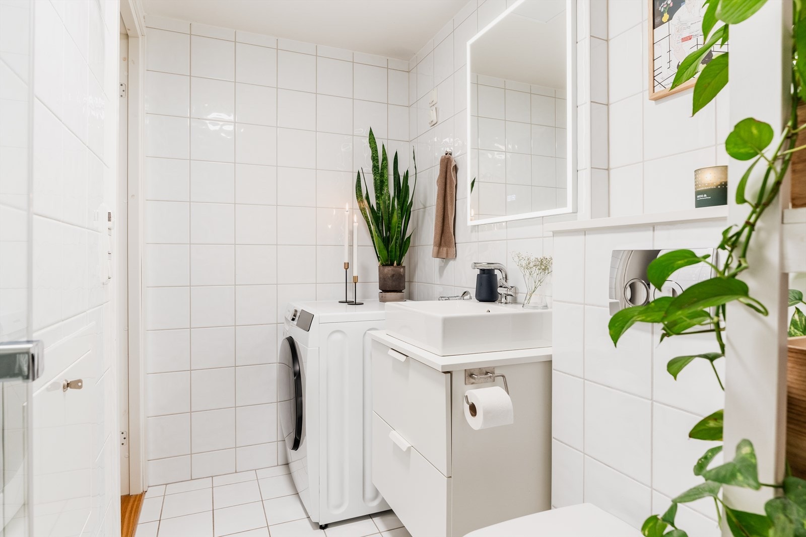 Mekanisk avtrekk. Luftespalte er etablert i dørbladet til baderomsdøren. Galleribilde