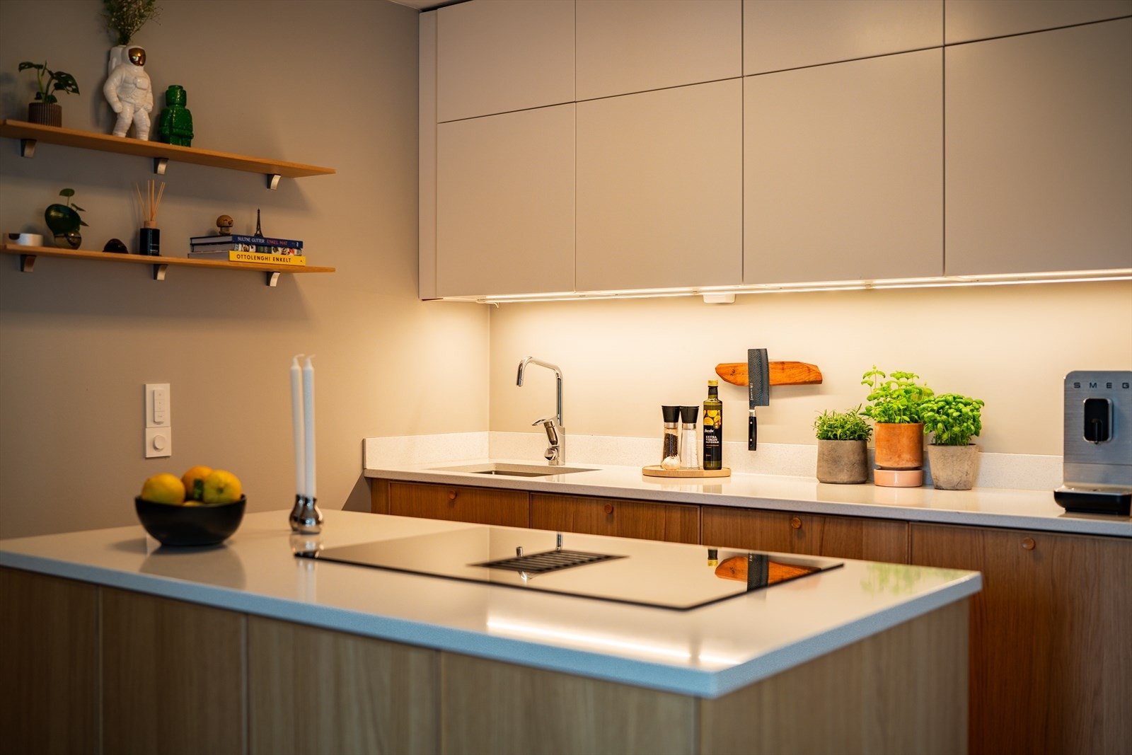 Benkeplate av type Silestone. Godt med lys gir gode arbeidsforhold. Galleribilde