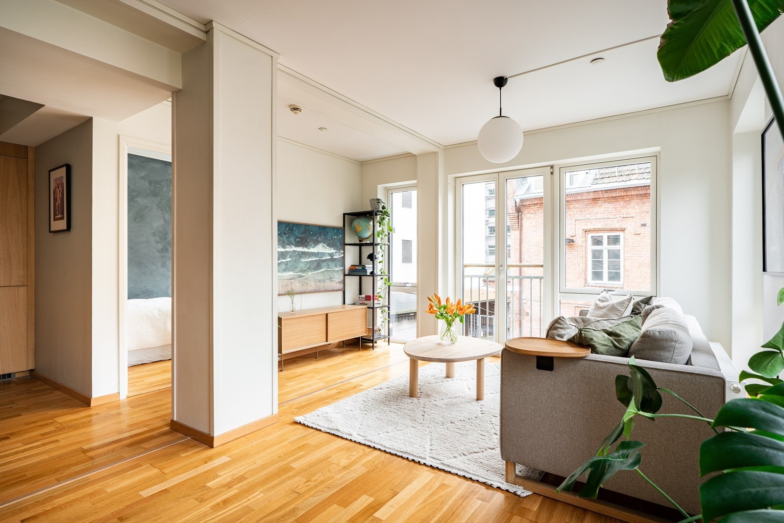 Delikat og innbydende stue med fransk balkong. Galleribilde