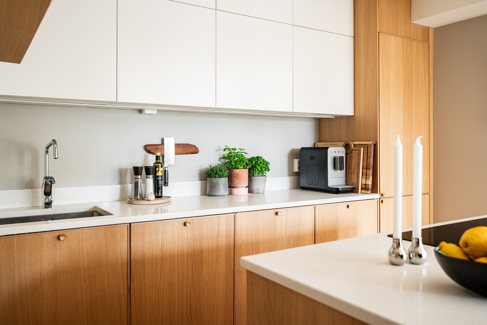 Kjøkkenet har en åpen løsning mot stue med en lekker og stilren innredning fra 2020. Galleribilde