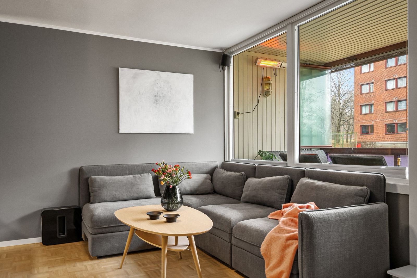 God plass til stor sofa. Galleribilde