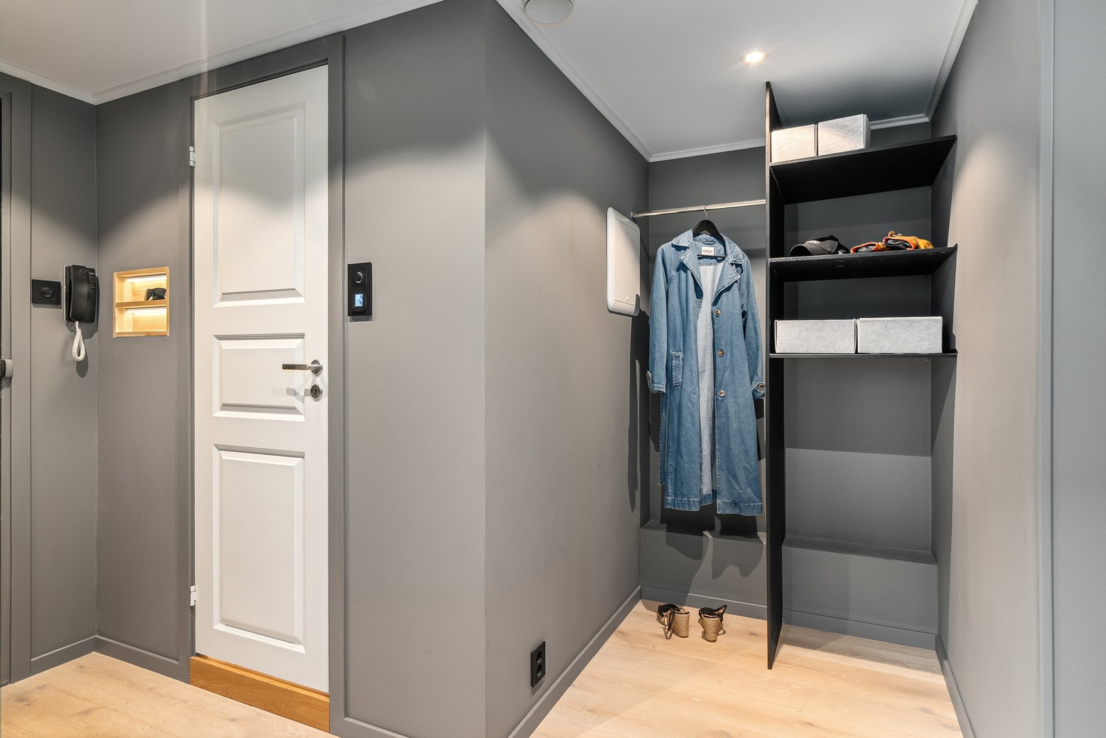 Godt med lagringsmuligheter i leiligheten, og man disponerer utvendig bod i samme plan. Galleribilde