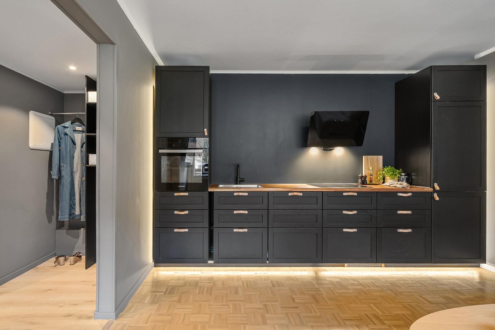 Original og unik ruteparkett i stue/kjøkken som er behandlet. Galleribilde