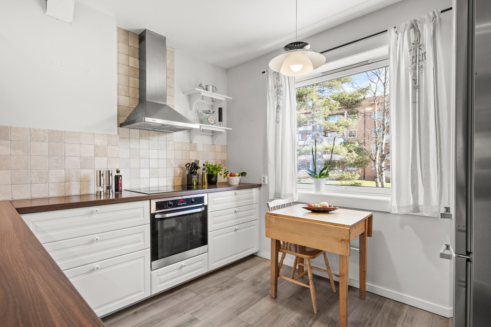 IKEA kjøkkeninnredning fra 2013, med profilerte hvite fronter. Galleribilde