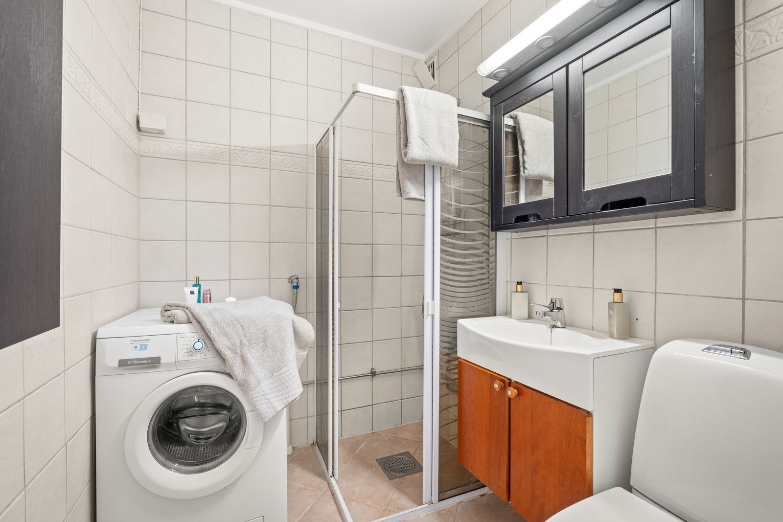 Baderom med opplegg for vaskemaskin og varmekabler i gulv. Vaskemaskinen medfølger. Galleribilde