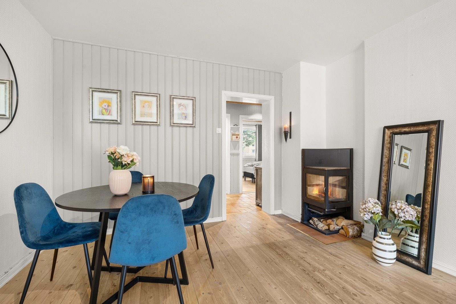 Her får du god plass til å innrede med spisebord og sofagruppe, samt TV-benk og hylleløsniner. Galleribilde