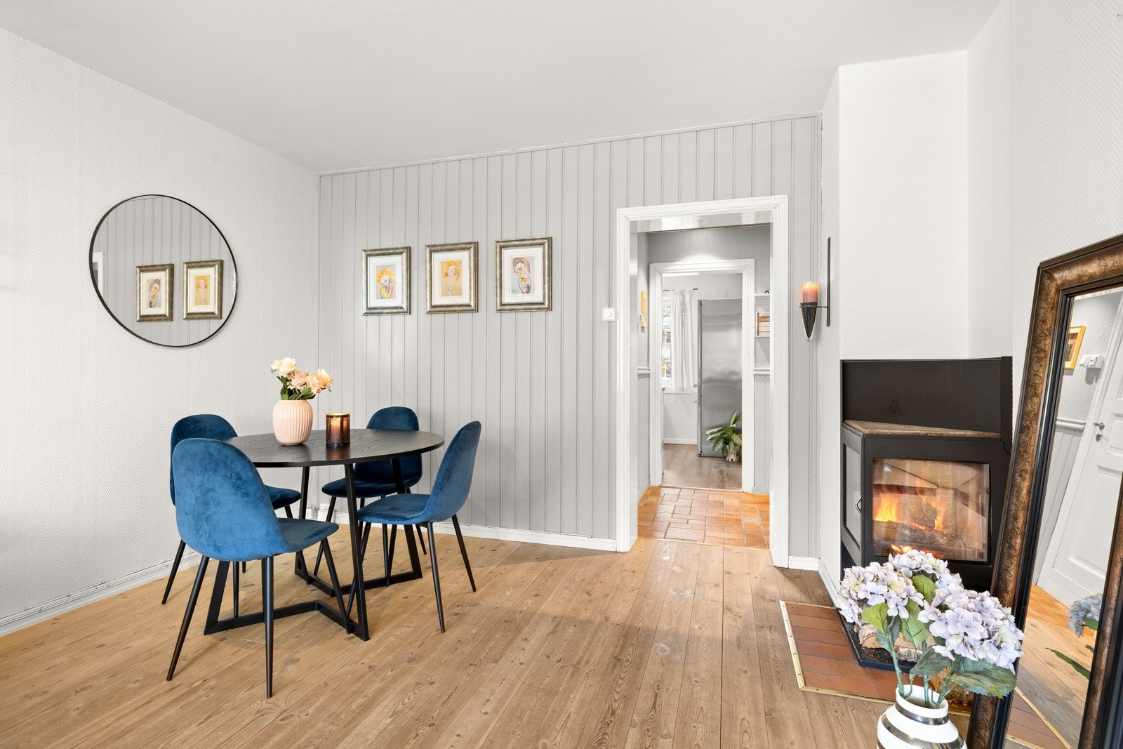 Det står en praktisk peis i stuen som sørger for god varme i boligen. Galleribilde