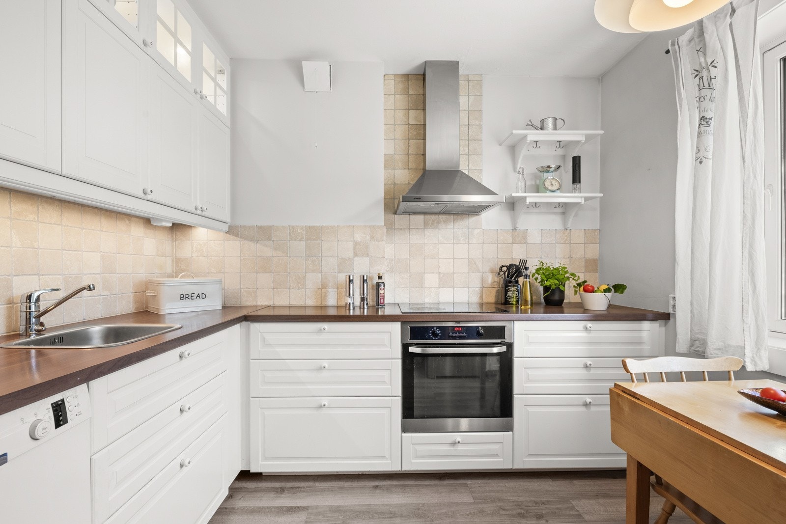 Separat kjøkken samt mye skap- og benkeplass. Galleribilde