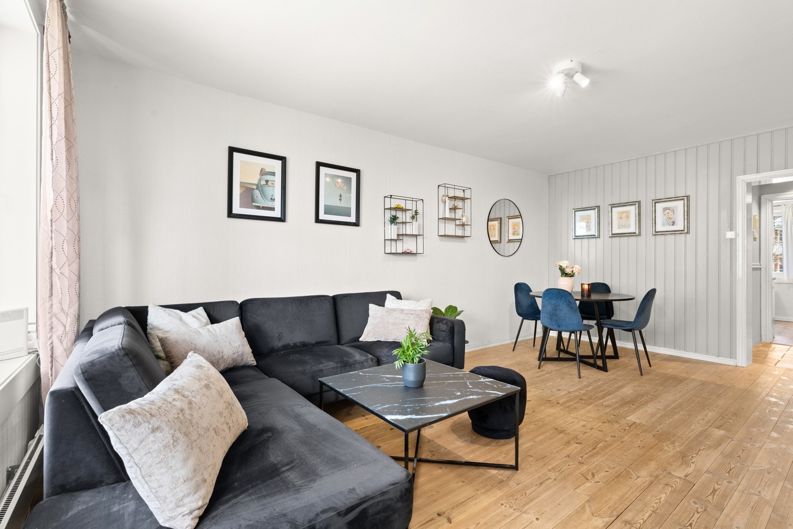 Stuen er et fint samlingssted for familie og venner. Galleribilde