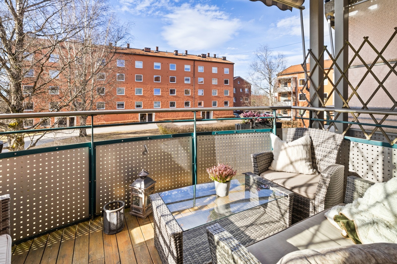 Stue med utgang til solrik, vestvendt balkong. Galleribilde