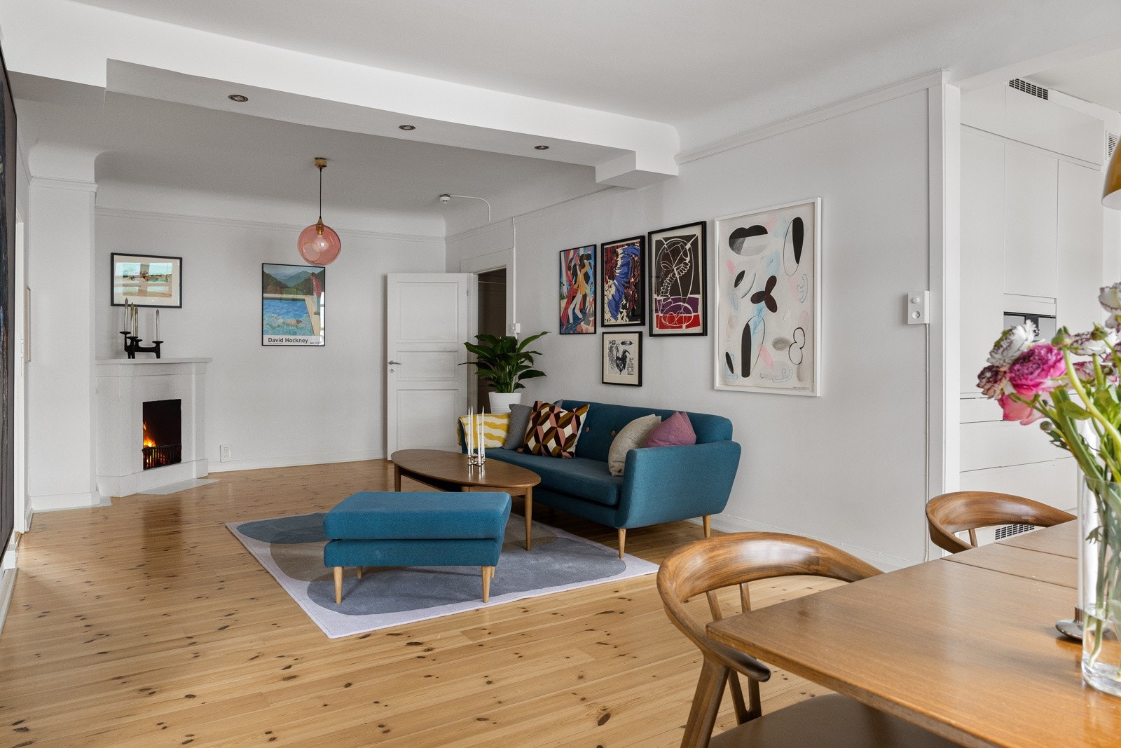 Stuen er romslig med god plass til sofagruppe og spisebord Galleribilde