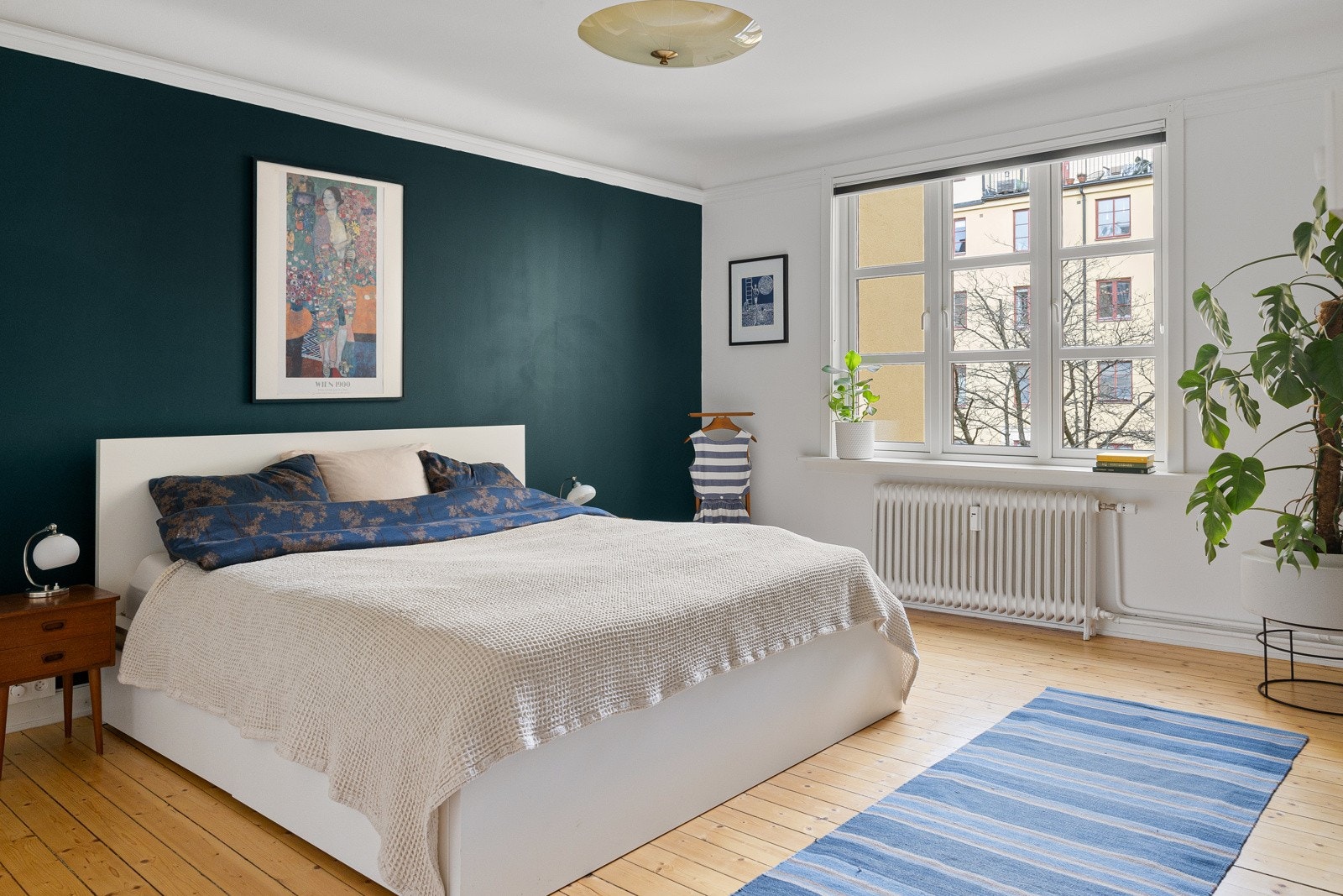 Hovedsoverommet har plass til stor dobbeltseng samt rikelig med garderobeplass Galleribilde