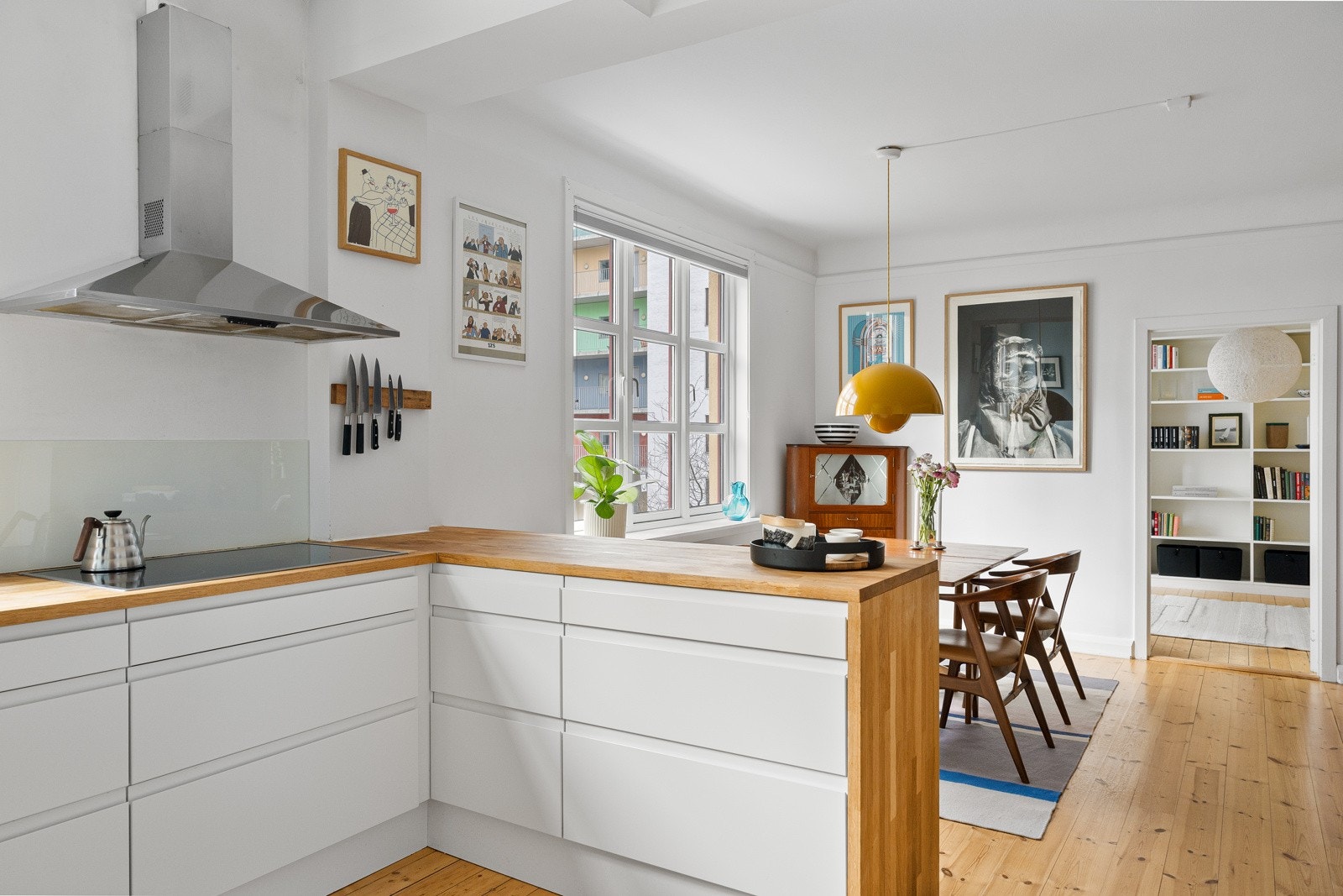 Kjøkkenet ligger i en halvåpen løsning mot stuen Galleribilde