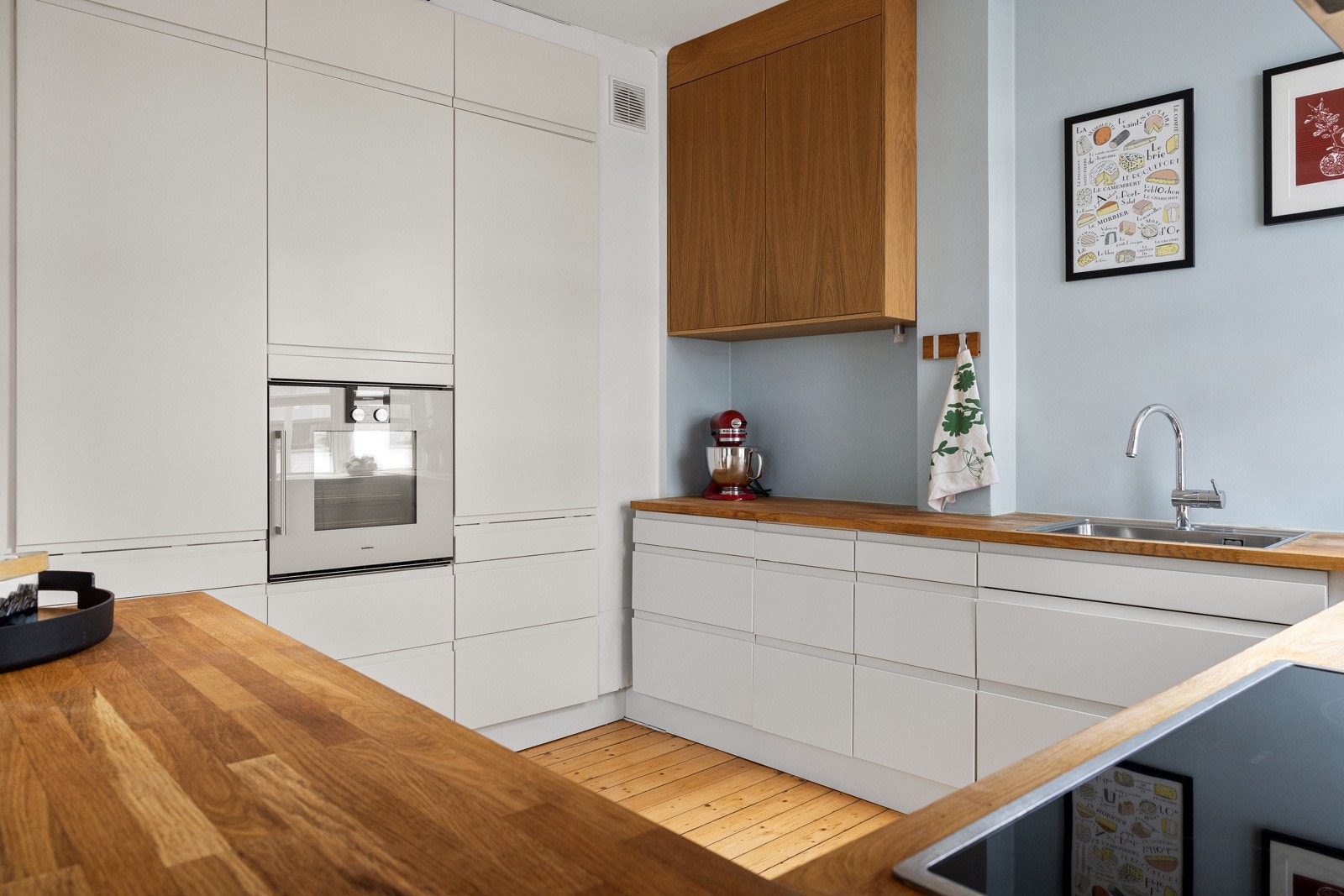 Her er det rikelig med benke- og skapplass Galleribilde