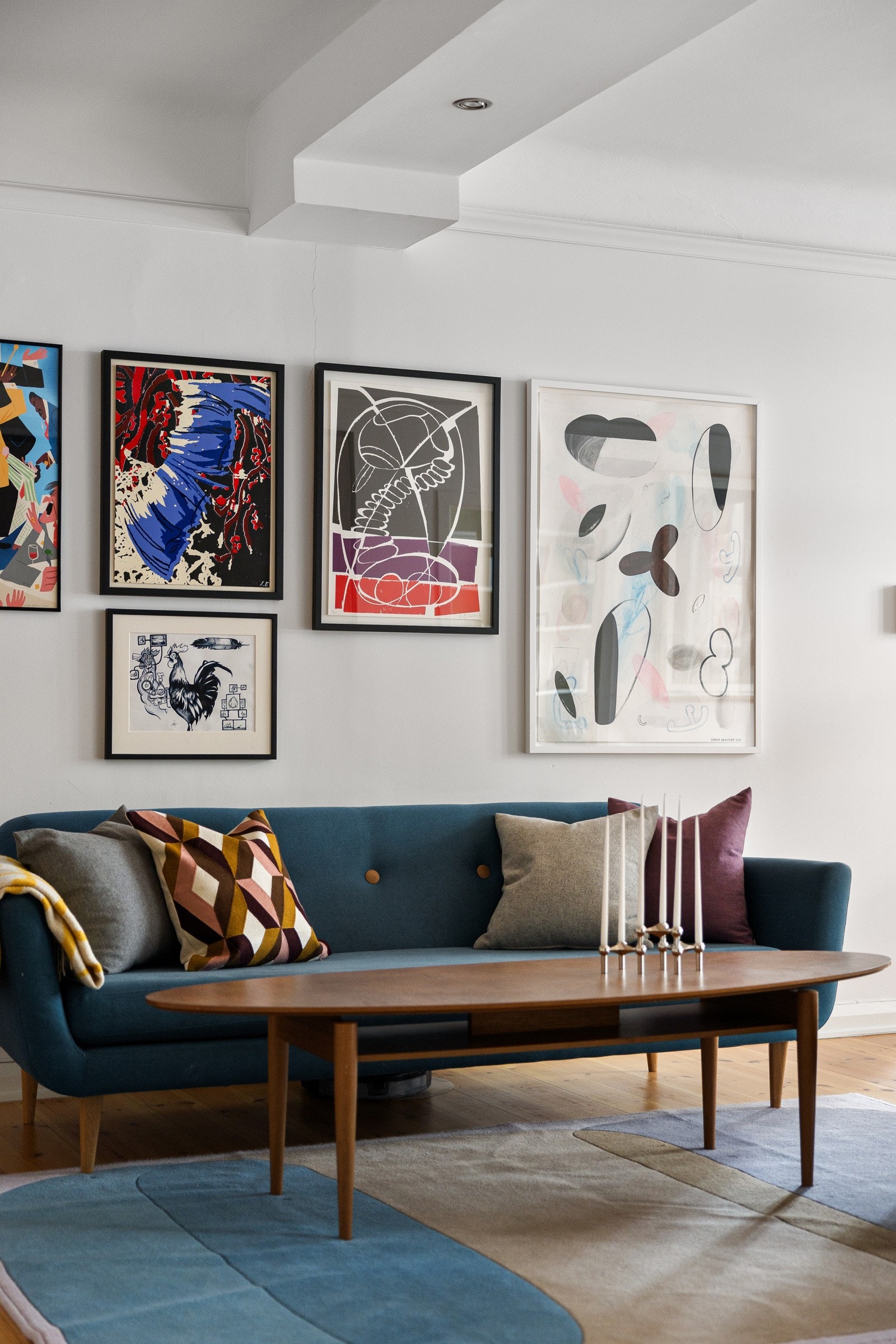 Leiligheten er malt i lyse og tidsriktige farger Galleribilde