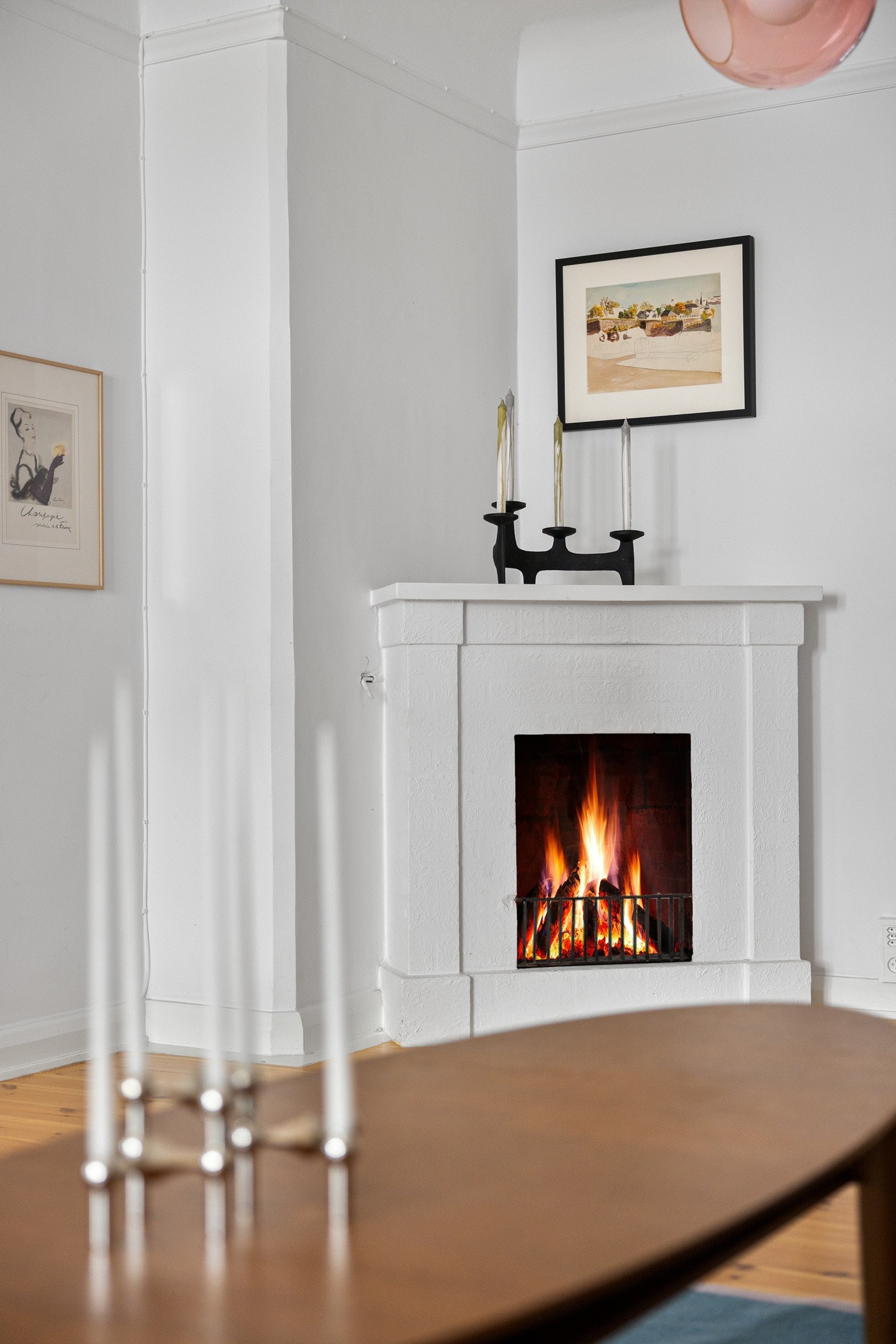 I stuen finner du en delikat hjørnepeis Galleribilde