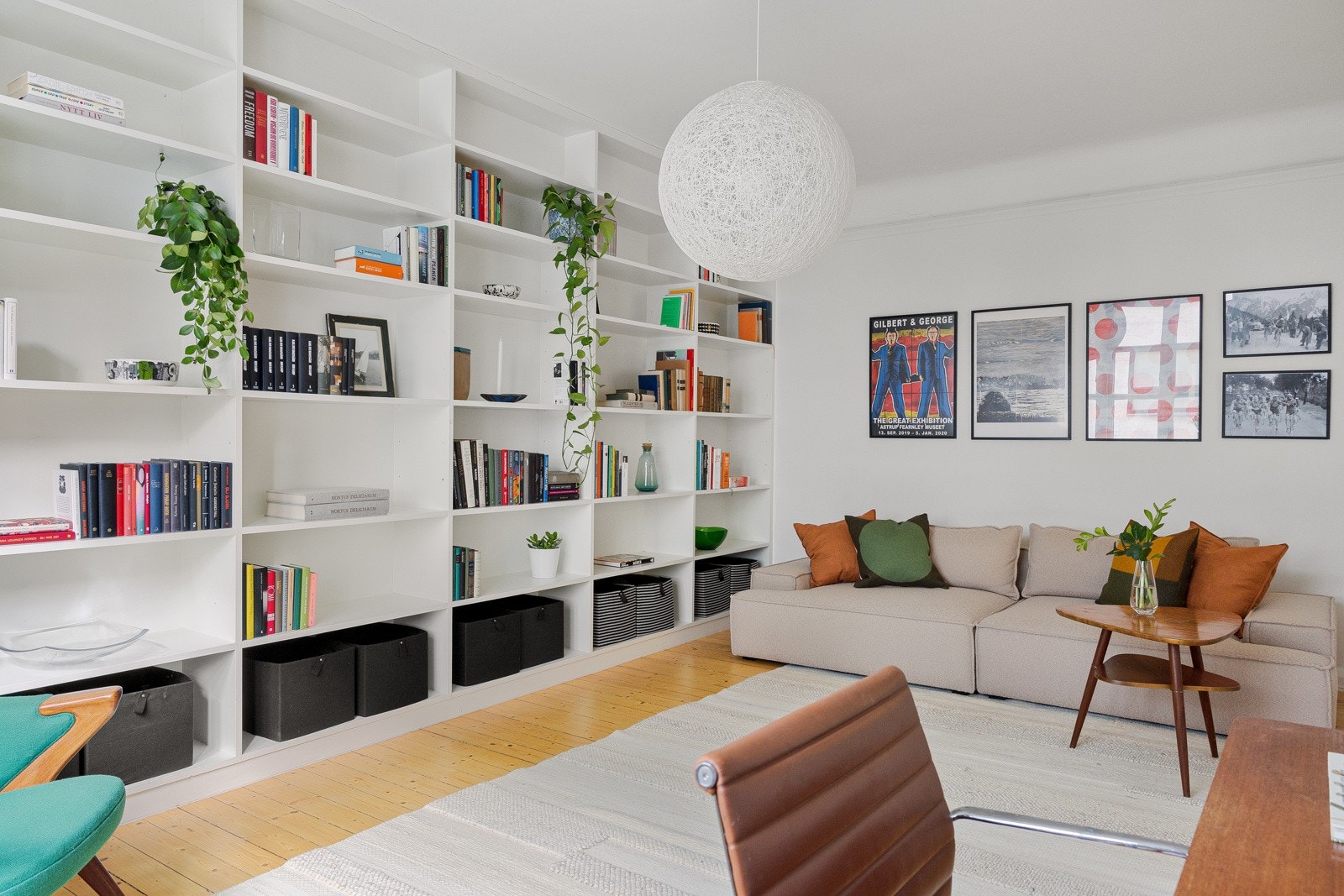 Her finner du en stor og lekker bokhylle som strekker seg langs hele langveggen Galleribilde