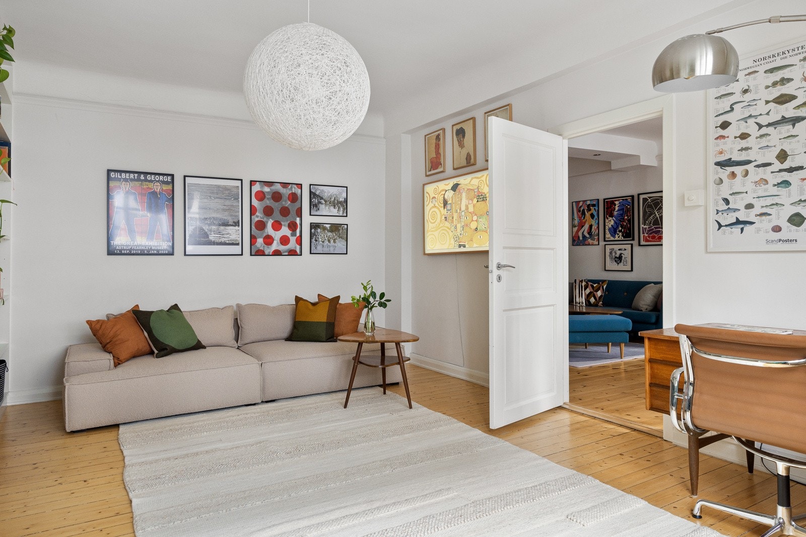 Rommet har god plass til både sofagruppe med tilhørende møblement eller dobbeltseng med garderobeløsninger Galleribilde