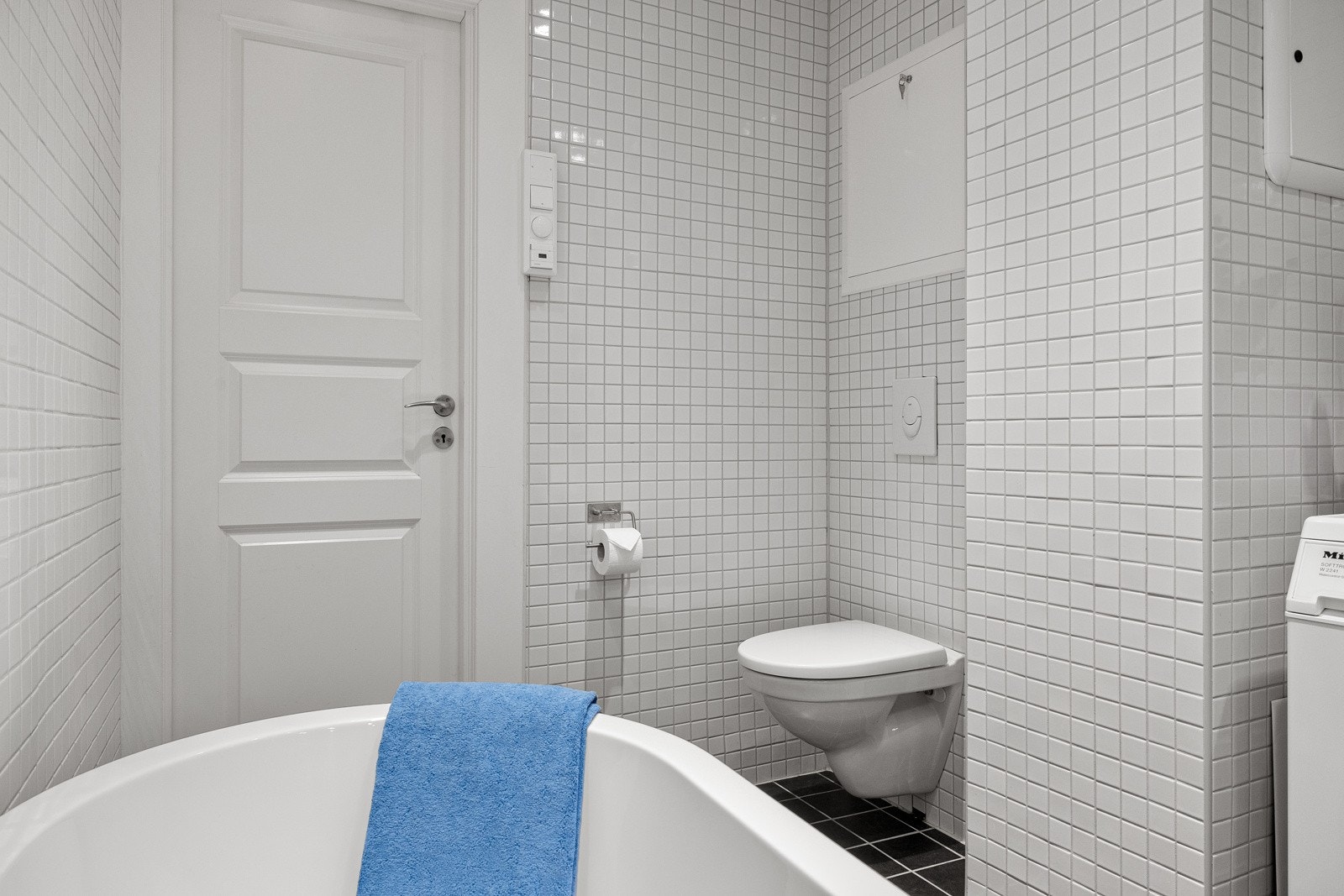 Badet inneholder bl.a. badekar, dusjnisje og opplegg for vaskemaskin / tørketrommel Galleribilde