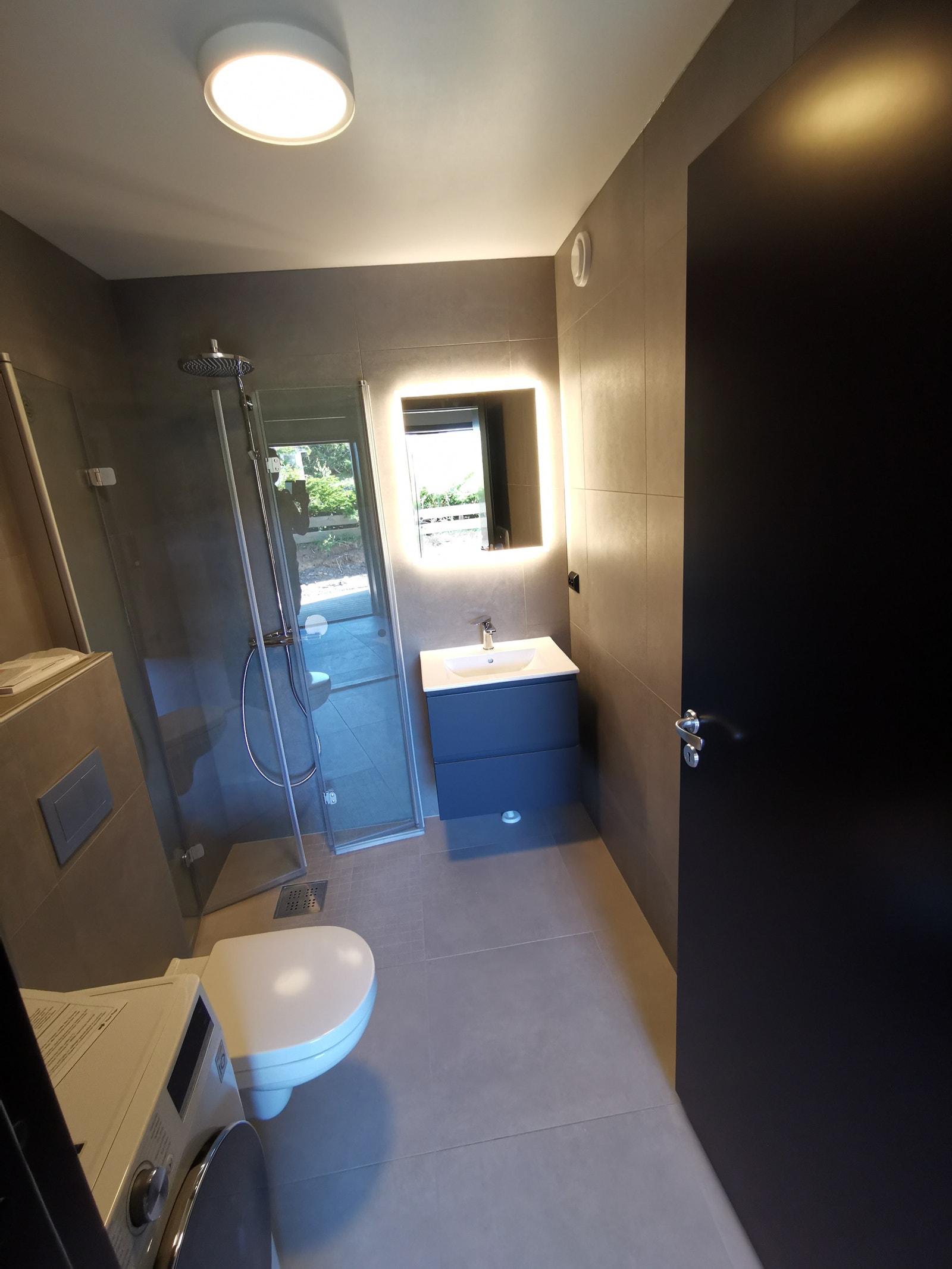 Badet har 60 cm servantinnredning med 2 skuffer, speilet har lys i rammen med separat dimming. Galleribilde