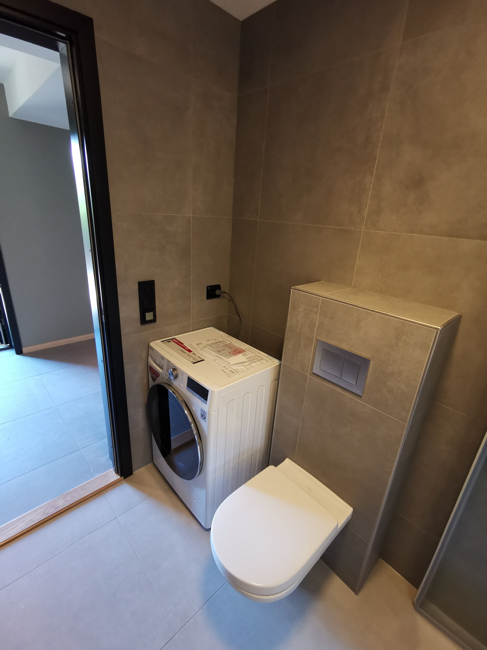Badet har vaskemaskin med tørketrommel, 7 kg vaskekapasitet, 5 kg tørkekapasitet. Galleribilde