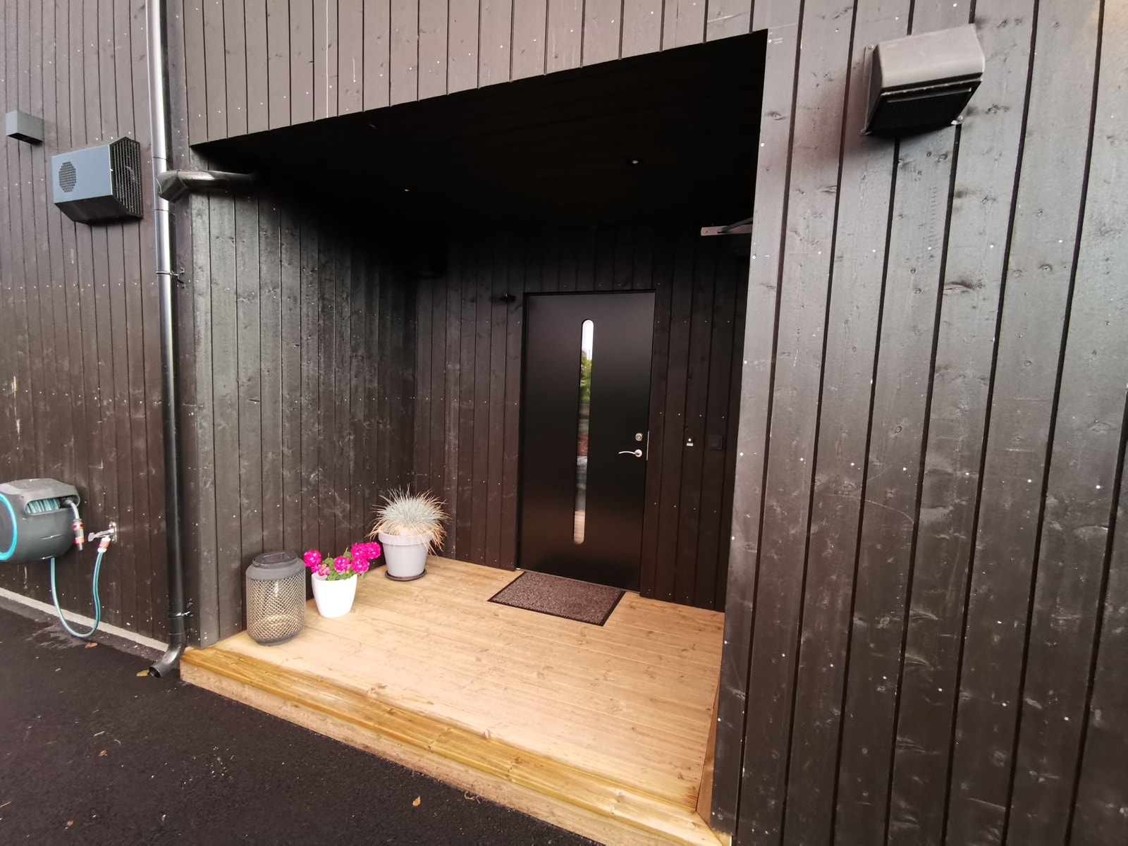 Overbygget inngangsparti med spotbelysning i tak. Galleribilde