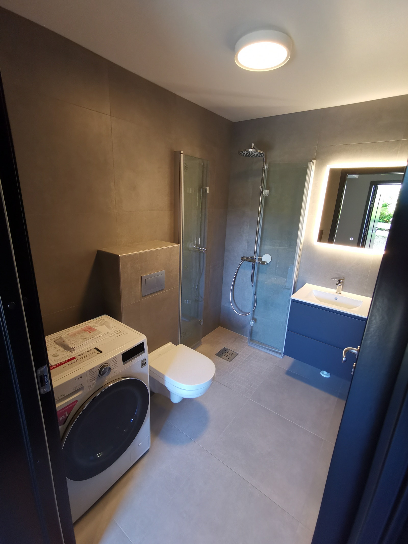 Badet har 90x90 dusjhjørne med foldedører. Galleribilde