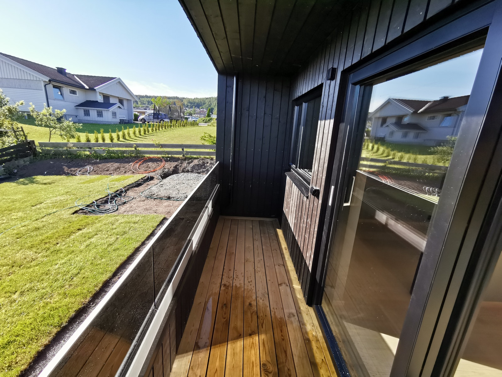 Vestvendt terrasse med ettermiddags- og kveldssol. Terrassen er ikke så dyp, men har en lengde på nesten 5 meter. Plass til små utemøbler, tørking av klær etc. Galleribilde