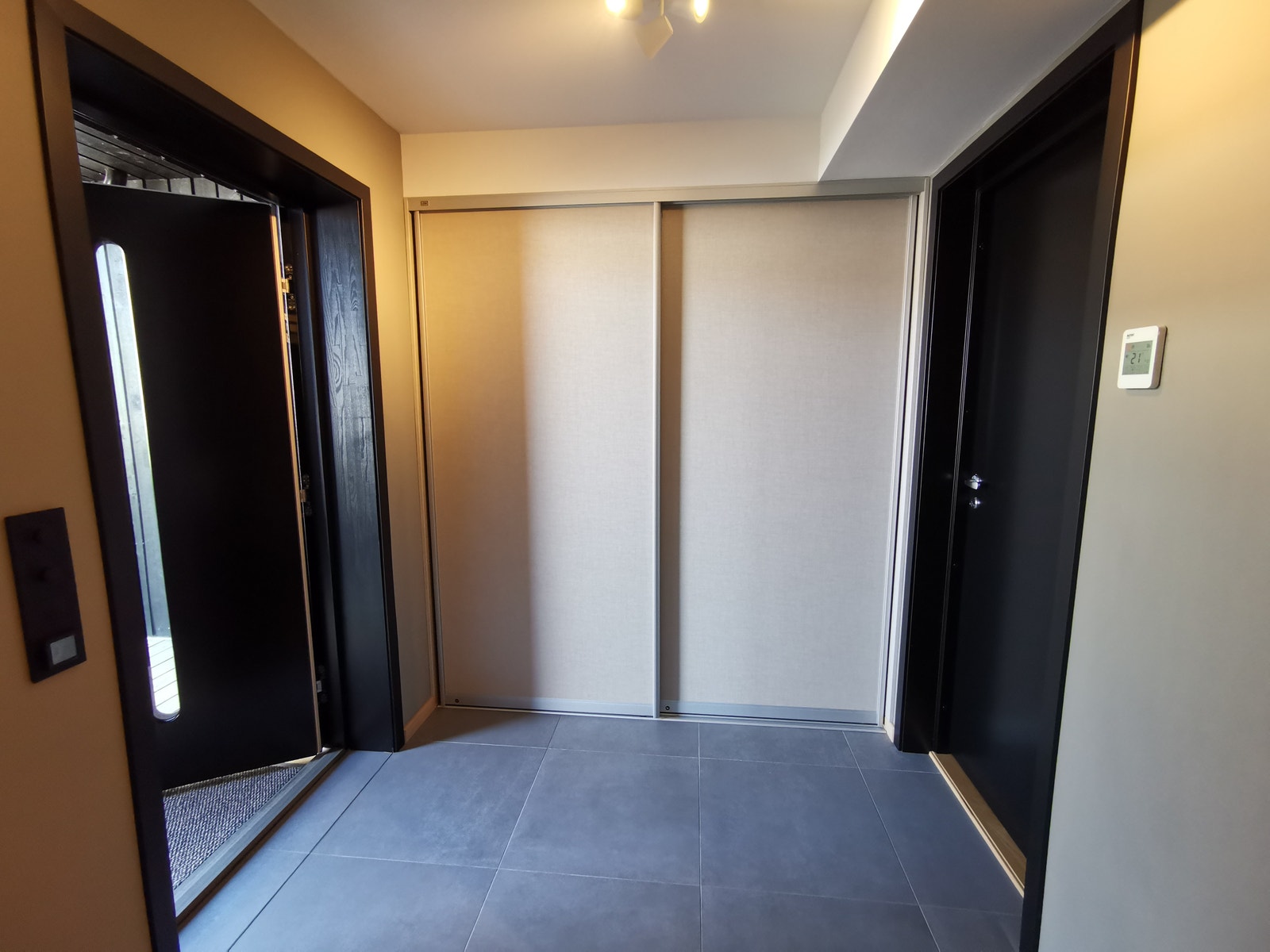 Entre med inngangsdør til venstre og bad til høyre. Skyvedørsgarderobe på veggen rett frem. Skyvedørsgarderoben er innredet med hylle, kurvstativ og garderobestang. Galleribilde