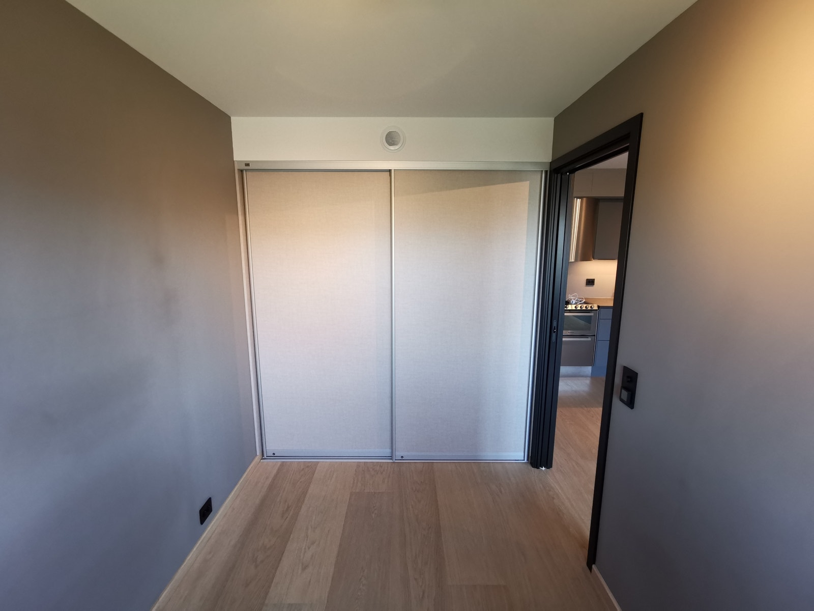 Soverom. På veggen rett frem er det satt inn en skyvedørsgarderobe. Galleribilde