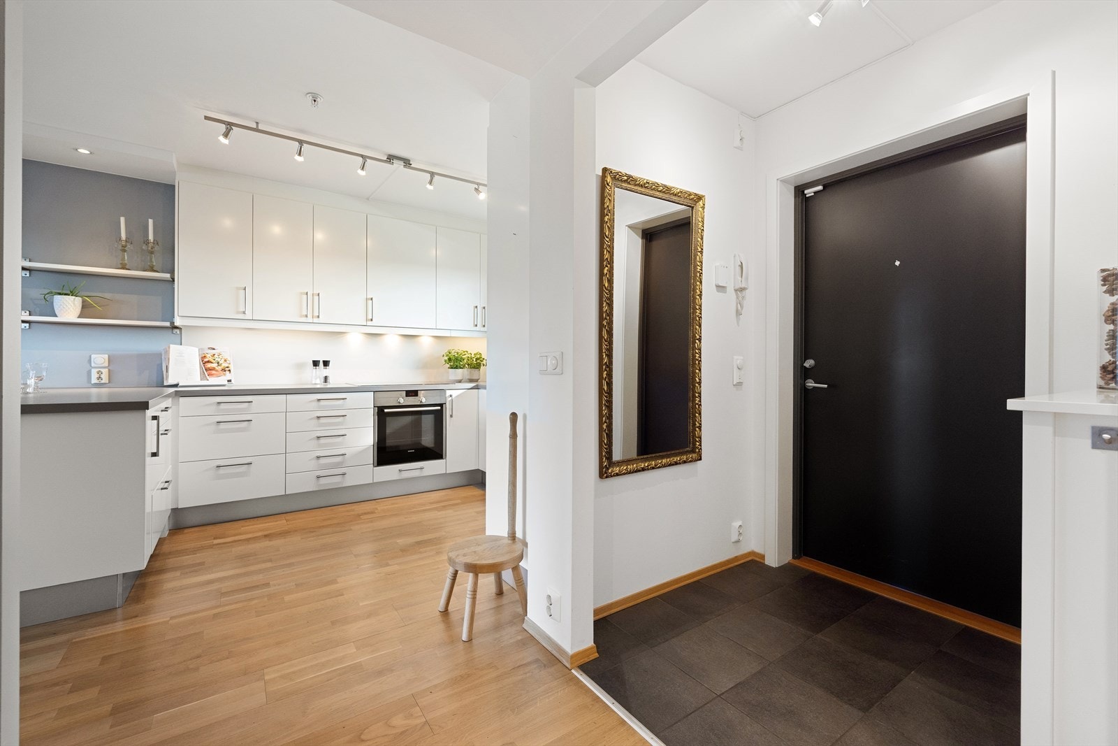 Velkommen inn til en lys og romslig entré med flislagt gulv m/ varmekabler Galleribilde