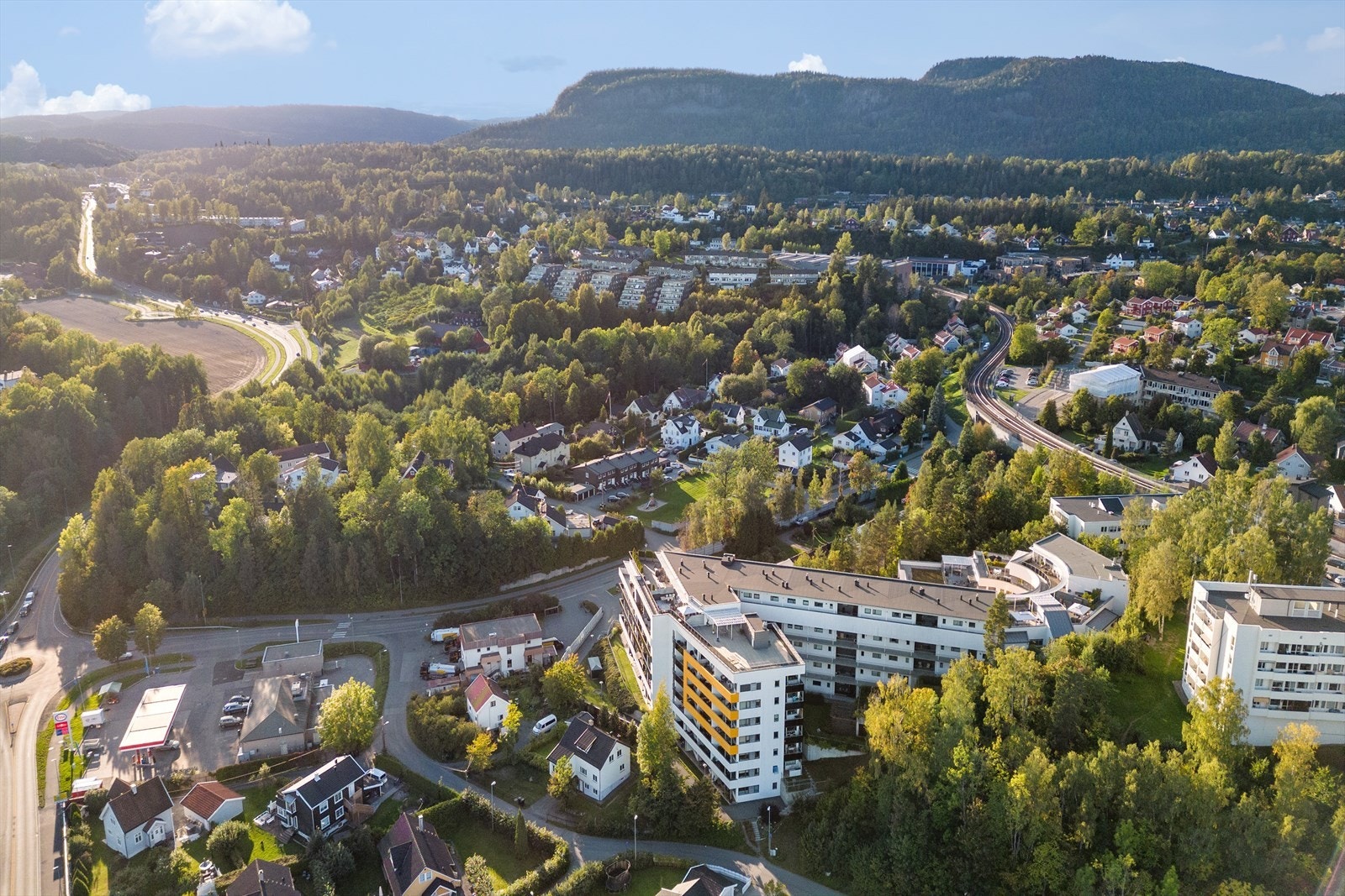 Nærmeste T-bane stasjon (sone 1) er Haslum stasjon ca. 3 min gange. T-banen bruker ca. 20 min til Majorstuen. Det er også kort vei til nærmeste bussholdeplass, Bjørnekollen, med avganger mot bl.a. Bekkestua og Sandvika Galleribilde