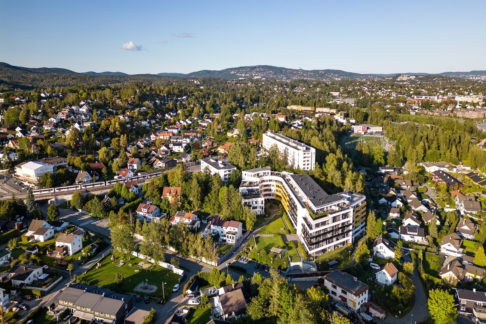 Området byr på et godt utvalg av fritidsaktiviteter for både store og små. Kort gangavstand til Extra Haslum i Kirkeveien. For øvrig er det kort vei til Coop Prix Løkeberg og Bekkestua Galleribilde