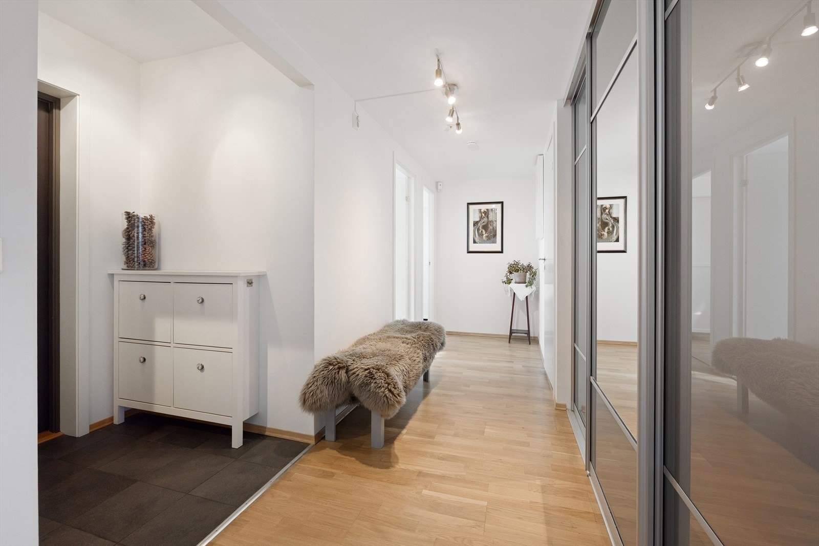 I entré/gang finer man en stor skyvedørsgarderobe med rikelig plass til å henge fra seg yttertøy Galleribilde