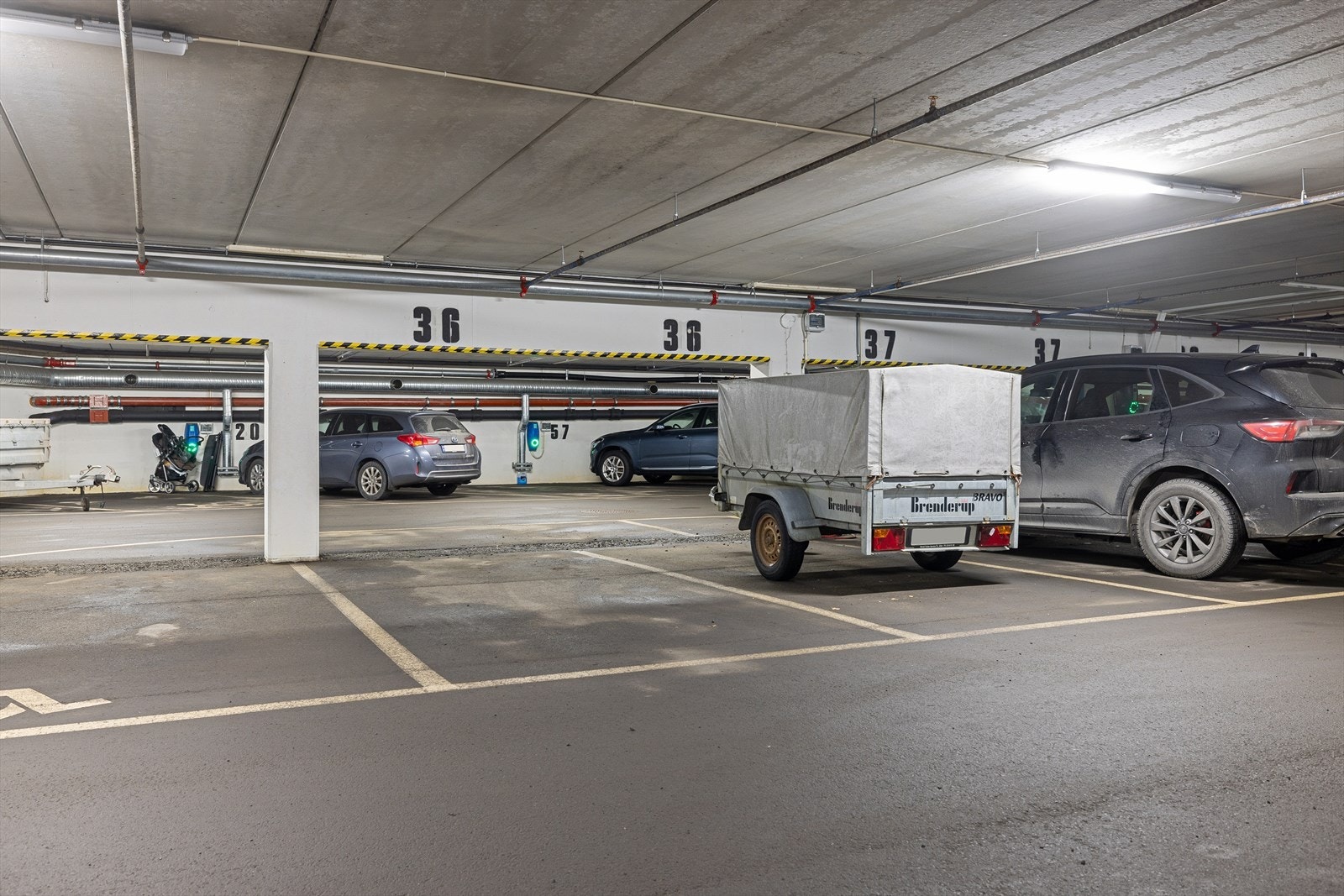 Det medfølger to parkeringsplasser ved siden av hverandre i felles garasjeanlegg. Det er mulig å installere elbillader Galleribilde