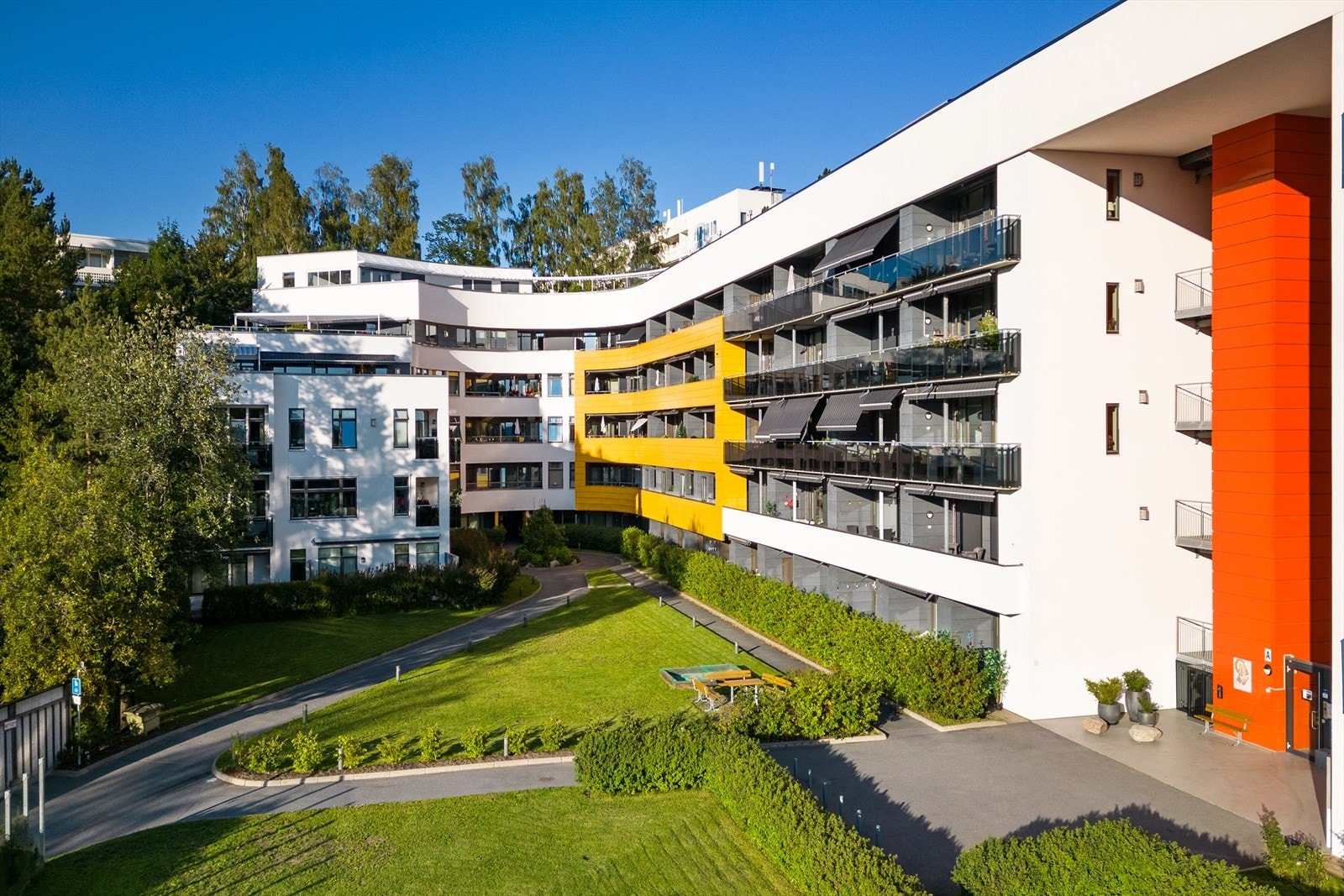 Sameiet har en stor og fin fellestomt, pent opparbeidet med beplantning, gressplen, sittegrupper m.m..jpg Galleribilde