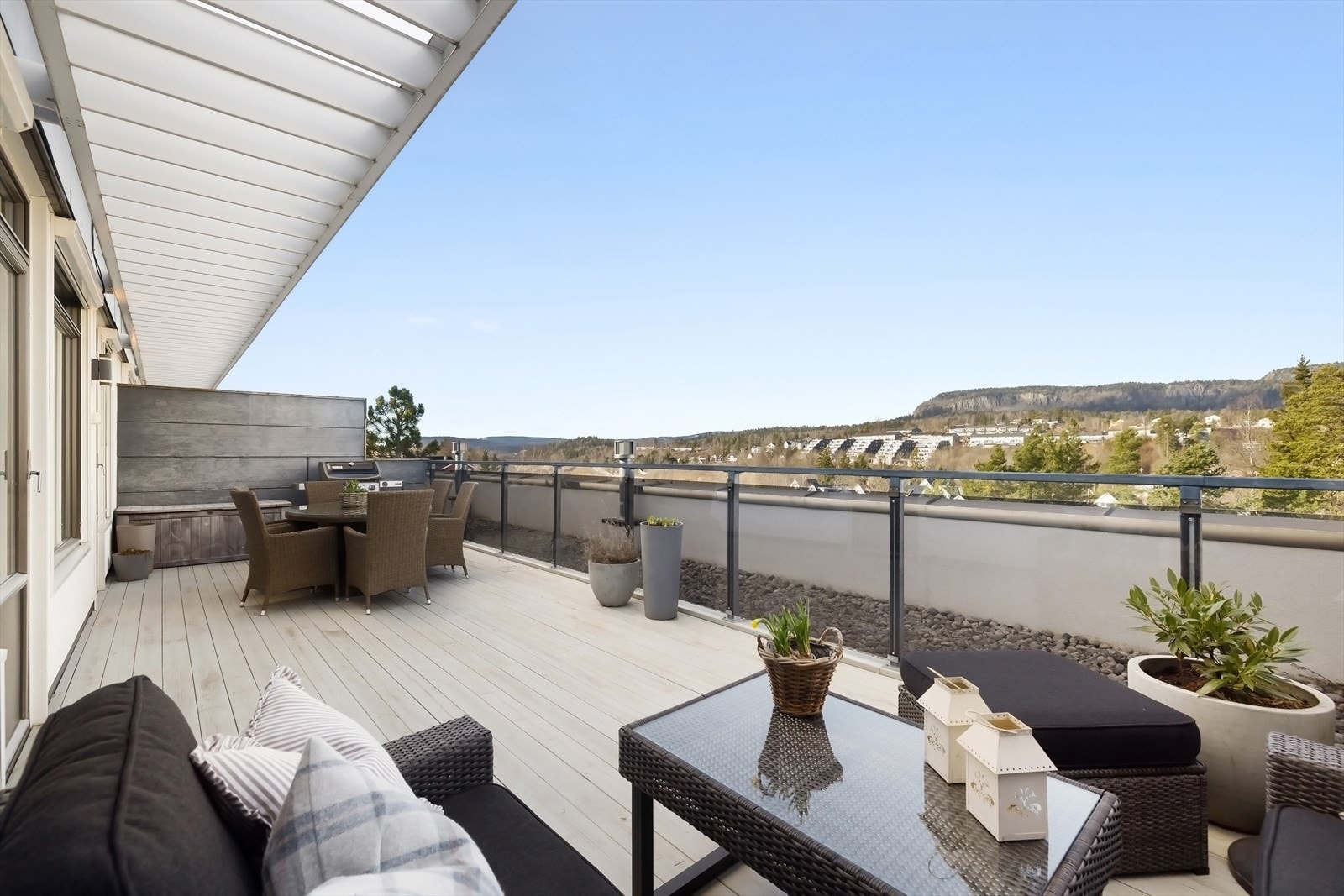 Solrik, usjenert takterrasse på hele 33,5 kvm! Gode solforhold og fantastisk utsikt Galleribilde