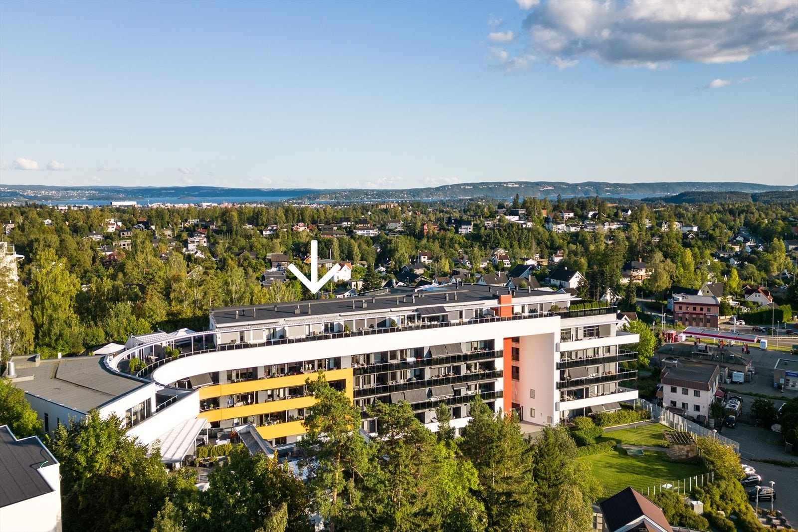 Leiligheten ligger høyt og fritt i byggets toppetasje, som ble bygget på eksisterende bygg i 2013 Galleribilde