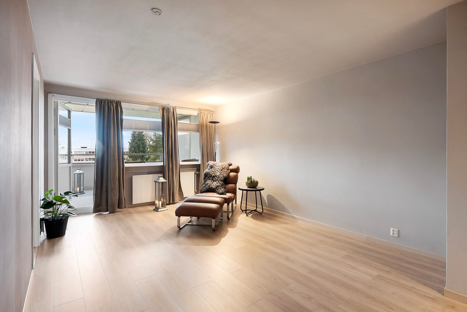 Utgang til en solrik balkong Galleribilde