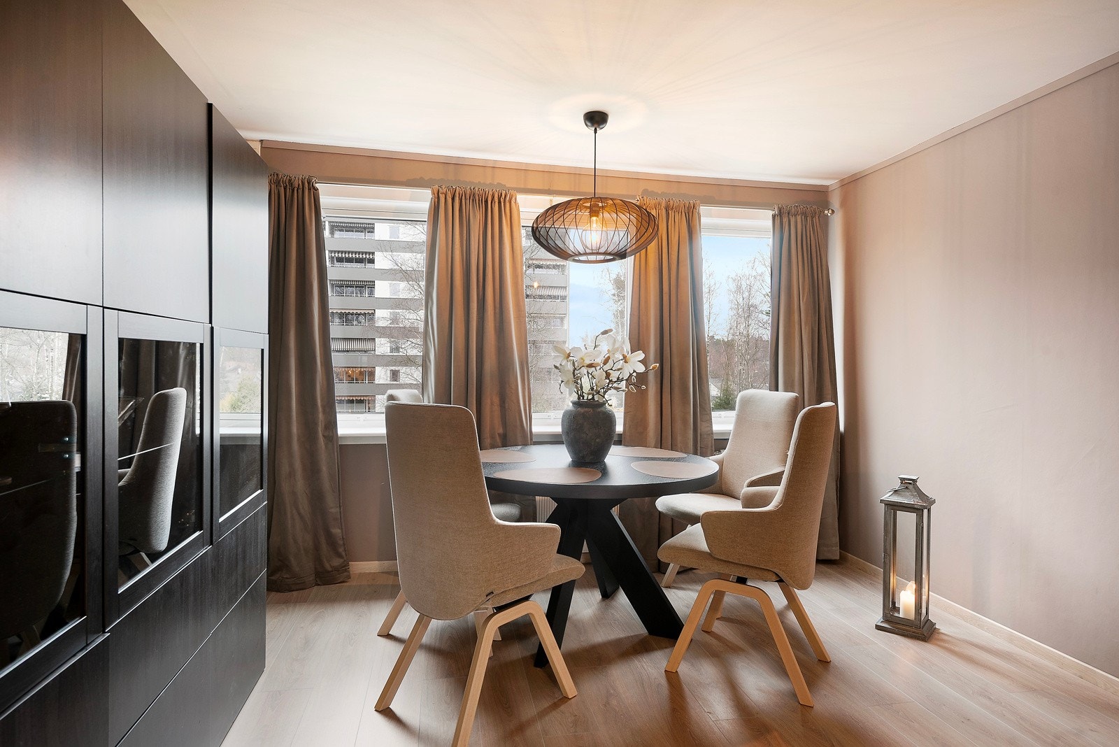 Romslig spiseplass på kjøkkenet Galleribilde