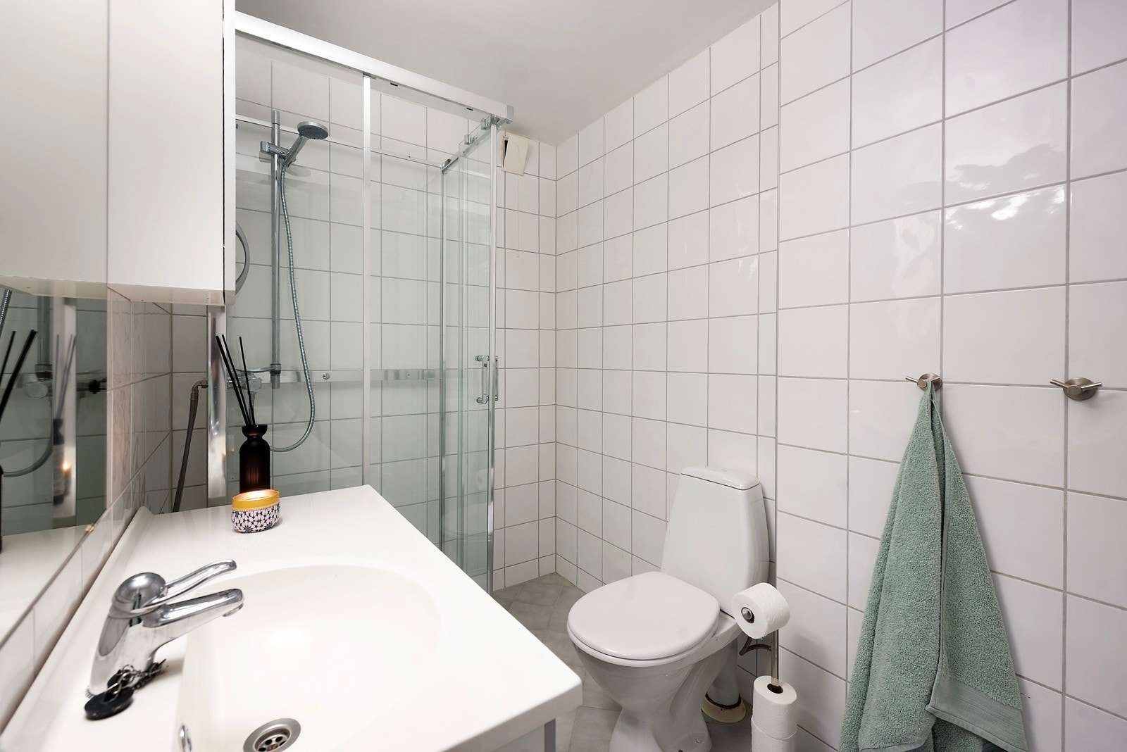 Bad med dusjkabinett, wc, servant samt opplegg for vaskemaskin Galleribilde