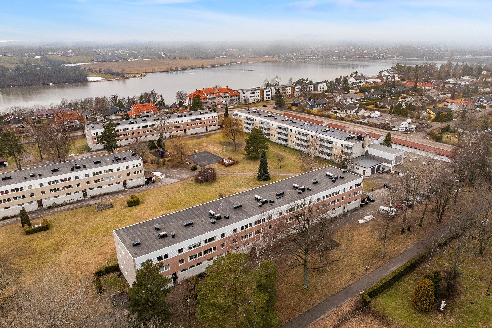 Ligger med nærhet til butikk, skole, bussholdeplass og fine bademuligheter. Galleribilde