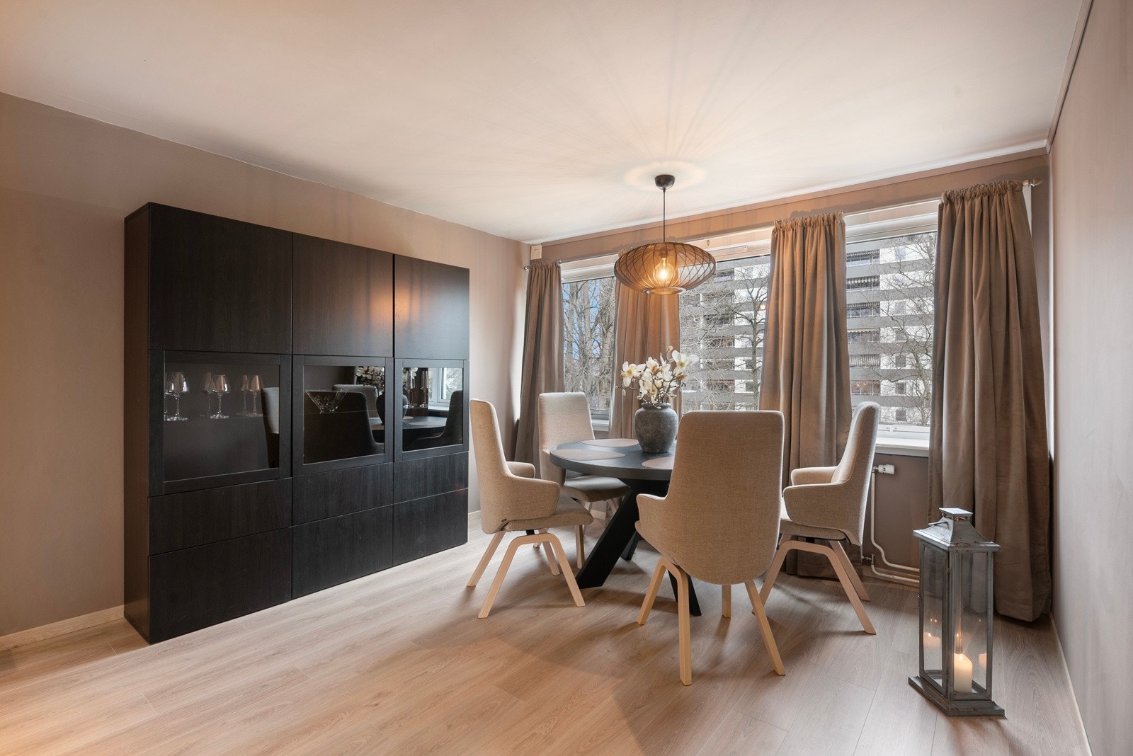 Det er lagt nye gulv i stue, kjøkken, gang og begge soverom. Galleribilde