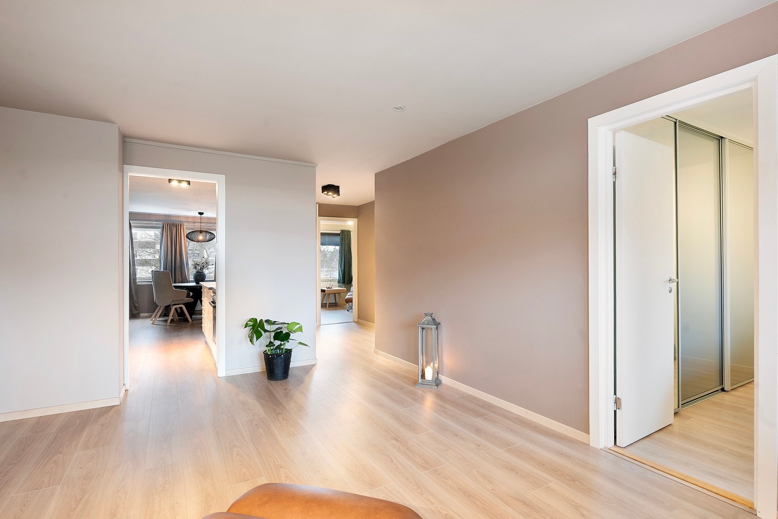 Stuen er også romslig med god plass til sofagruppe Galleribilde