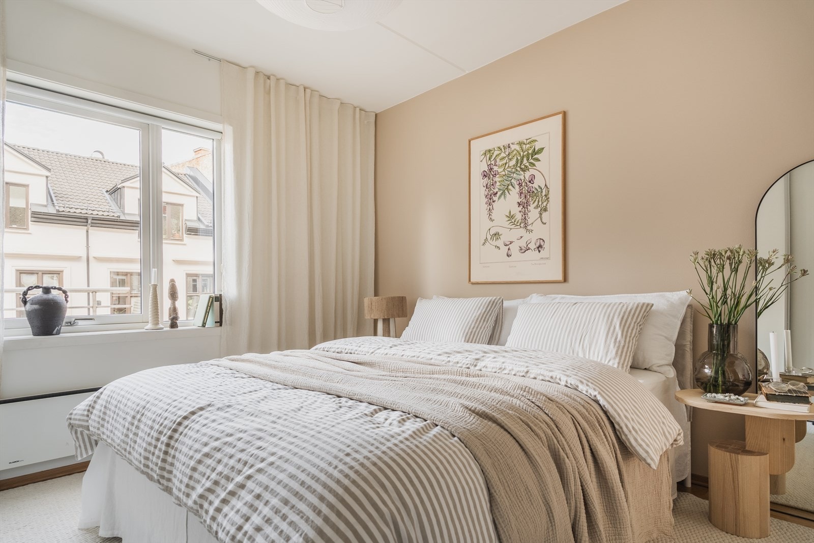 Lyst og romslig soverom med stor skyvedørsgarderobe Galleribilde