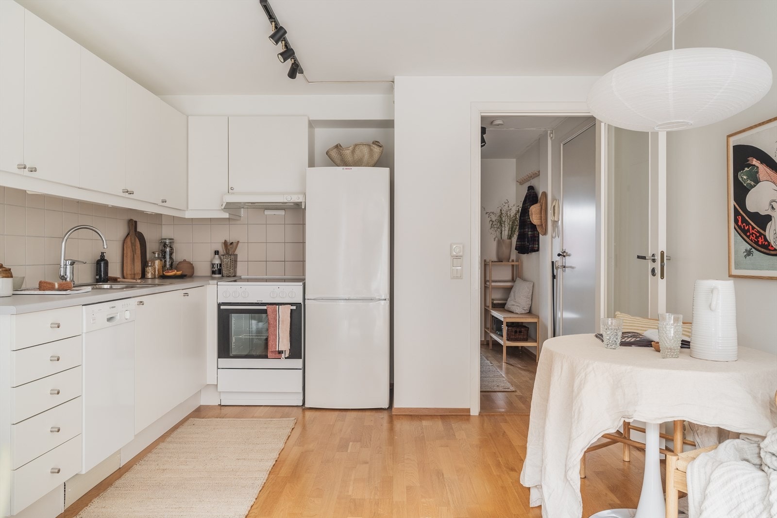 Moderne kjøkken med god skap- og benkeplass Galleribilde