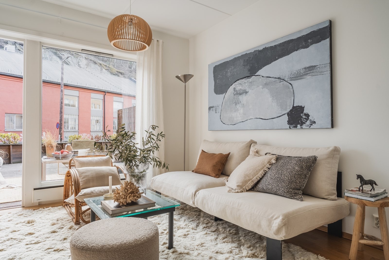 Lys og innbydende 2-roms med 10 kvm terrasse. Tilbaketrukket, samtidig supersentral beliggenhet. Perfekt førstegangskjøp! Galleribilde